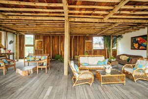 Standard Room (Primeiro Andar) | Living area | 32-inch LCD TV with satellite channels, TV