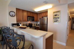 Huoneisto, 1 makuuhuone, merinäköala | Yksityinen keittiö | Jääkaappi, mikroaaltouuni, kahvin-/teenkeitin