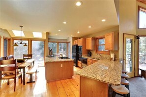 House, 3 Bedrooms | Dapur peribadi | Peti sejuk, ketuhar gelombang mikro, pembancuh kopi/teh 