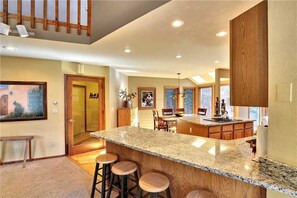 Casa, 3 habitaciones | Cocina privada | Refrigerador, microondas y cafetera y tetera 