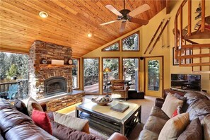 House, 3 Bedrooms | Living room