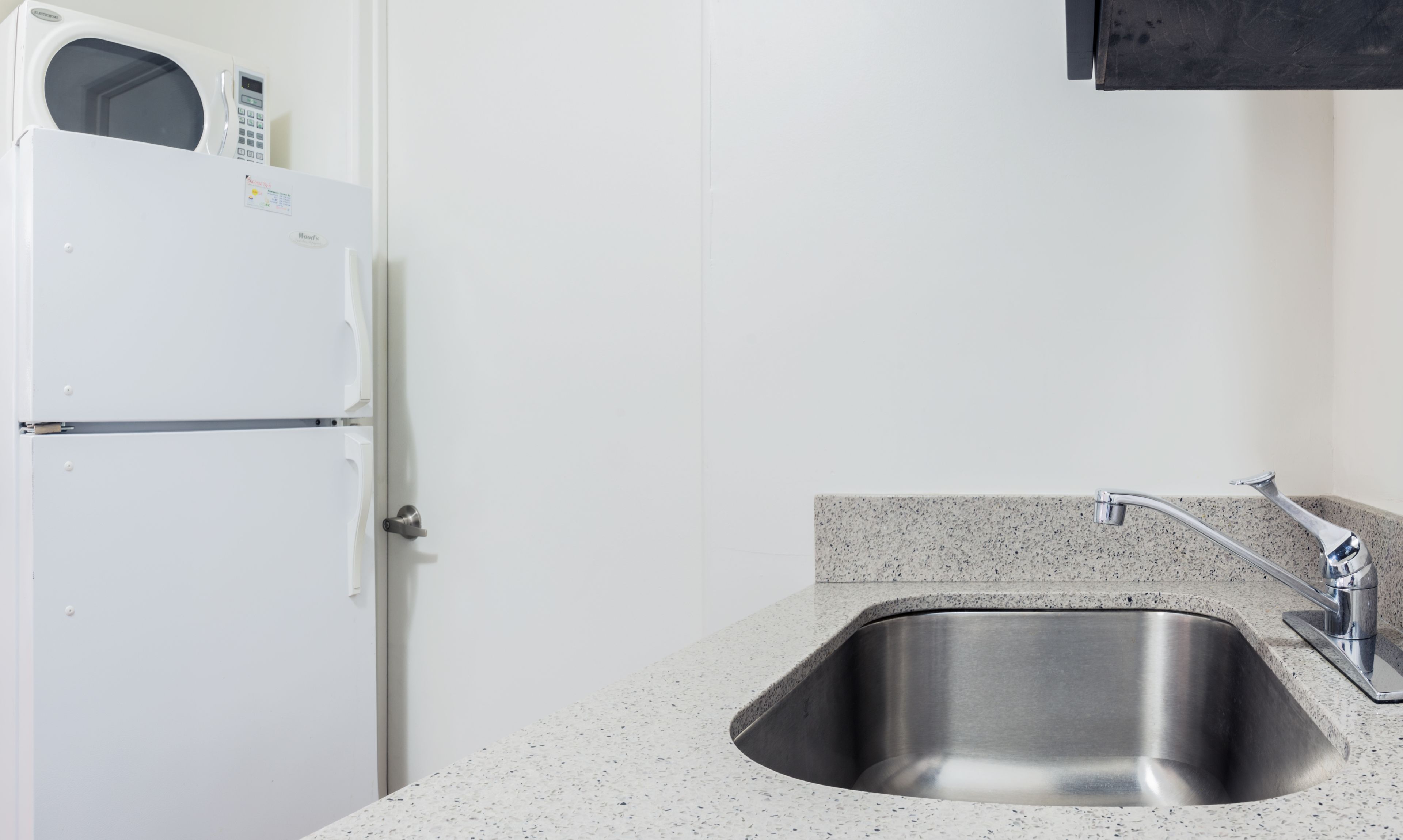 Kjøleskap, mikrobølgeovn og kaffetrakter/tekoker