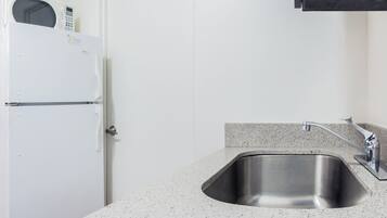 Kjøleskap, mikrobølgeovn og kaffetrakter/tekoker