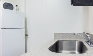 Réfrigérateur, four à micro-ondes, cafetière-théière