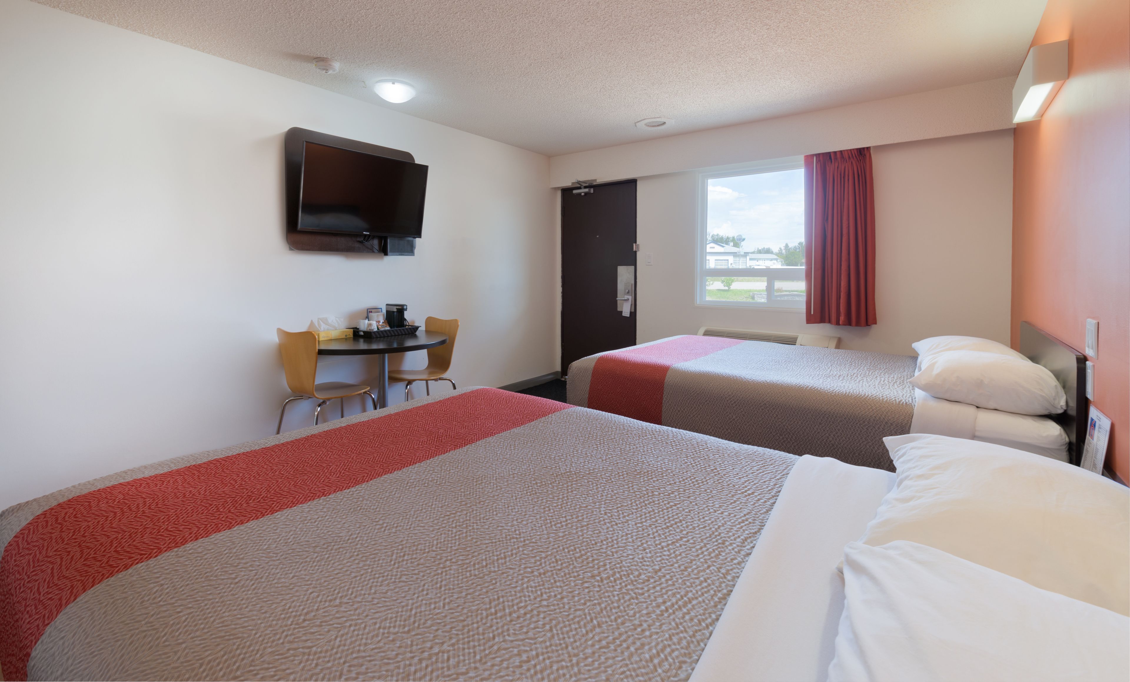 مكتب وواي فاي مجانًا وملاءات أسرّة