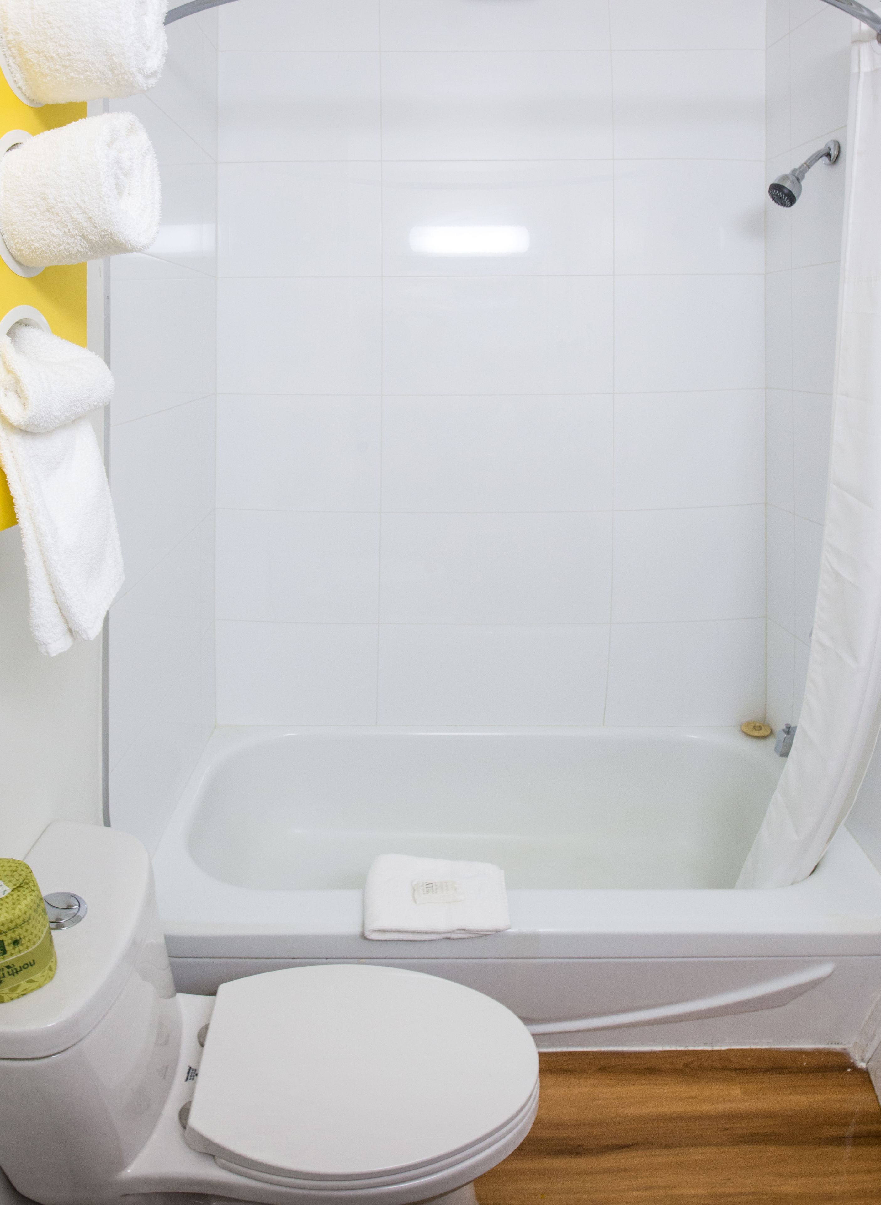 وحدات دش مع أحواض استحمام، مستلزمات مجانية للعناية الشخصية، مناشف