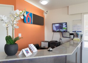 Reception - Motel 6 Fort Nelson, BC (Fort Nelson)