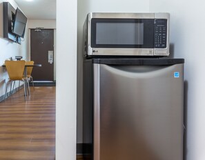 Mini-refrigerator - Motel 6 Fort Nelson, BC (Fort Nelson)