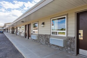 Front of property - Motel 6 Fort Nelson, BC (Fort Nelson)