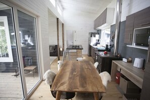 Chalet, 2 Schlafzimmer, Terrasse (Cerezo) | Essbereich im Zimmer