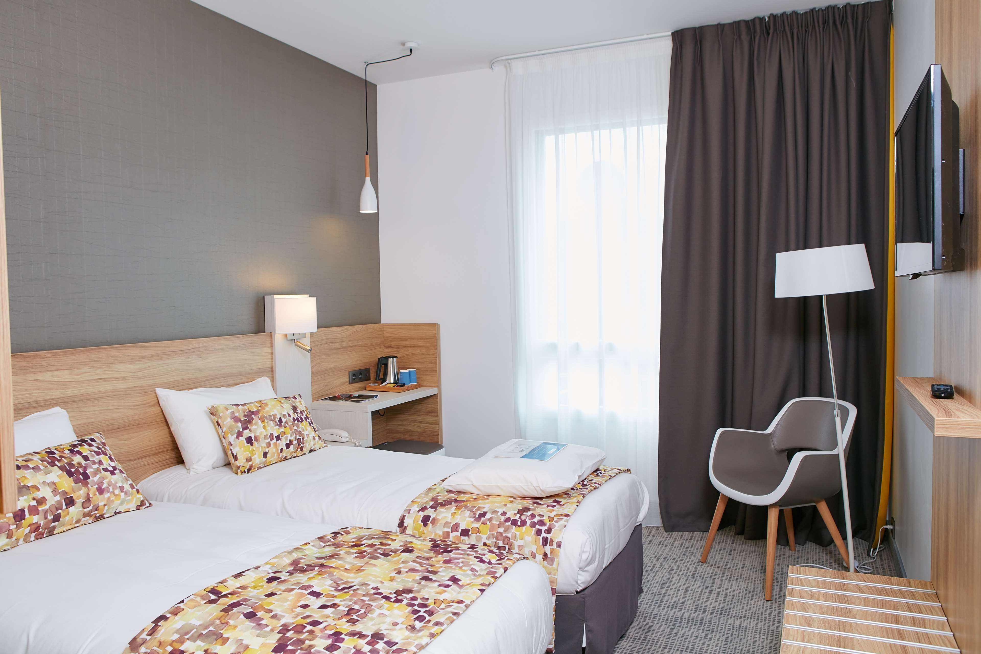 standard room, 2 single beds | in-room safe, desk, soundproofing, free wifi