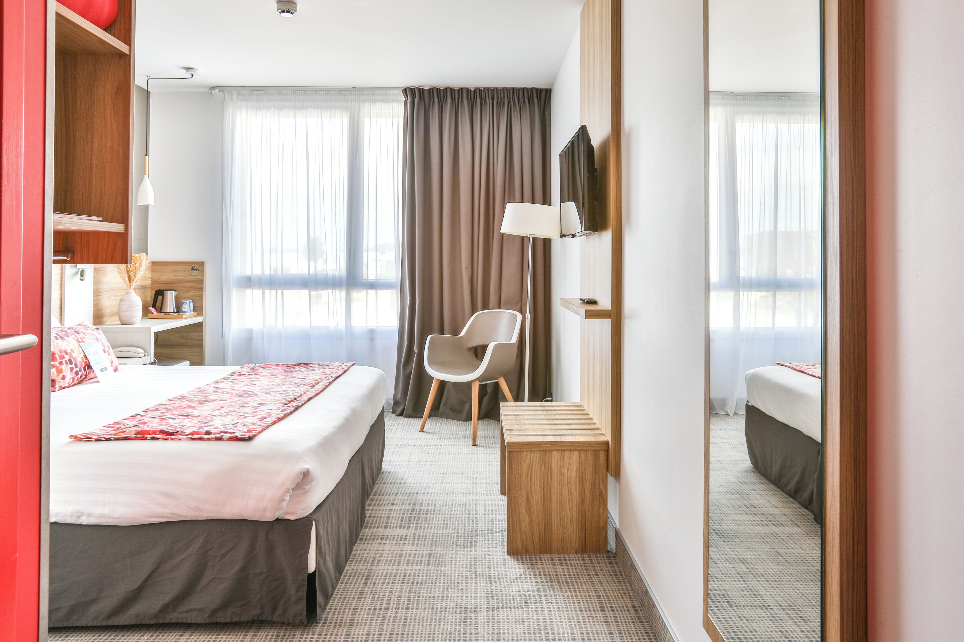 standard room, 1 double bed | in-room safe, desk, soundproofing, free wifi