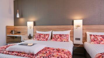 Habitación de hotel con una cama grande, dos mesitas de noche y una lámpara de pared.