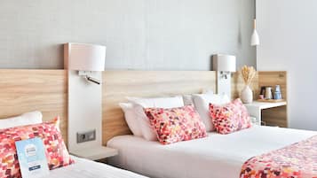 標準客房, 多張床 | 客房內保險箱、書桌、隔音、免費無線上網