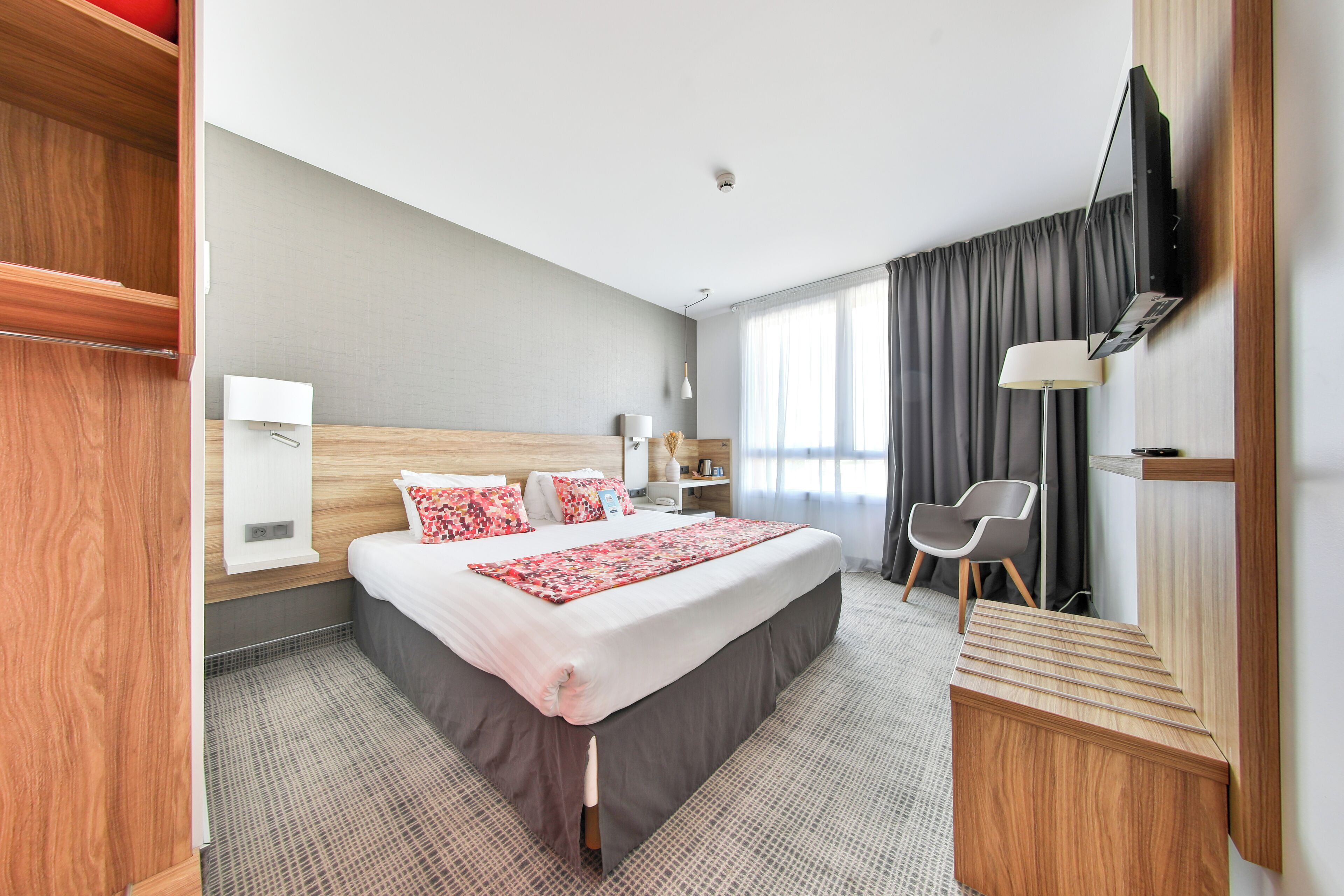 standard room, 1 double bed | in-room safe, desk, soundproofing, free wifi