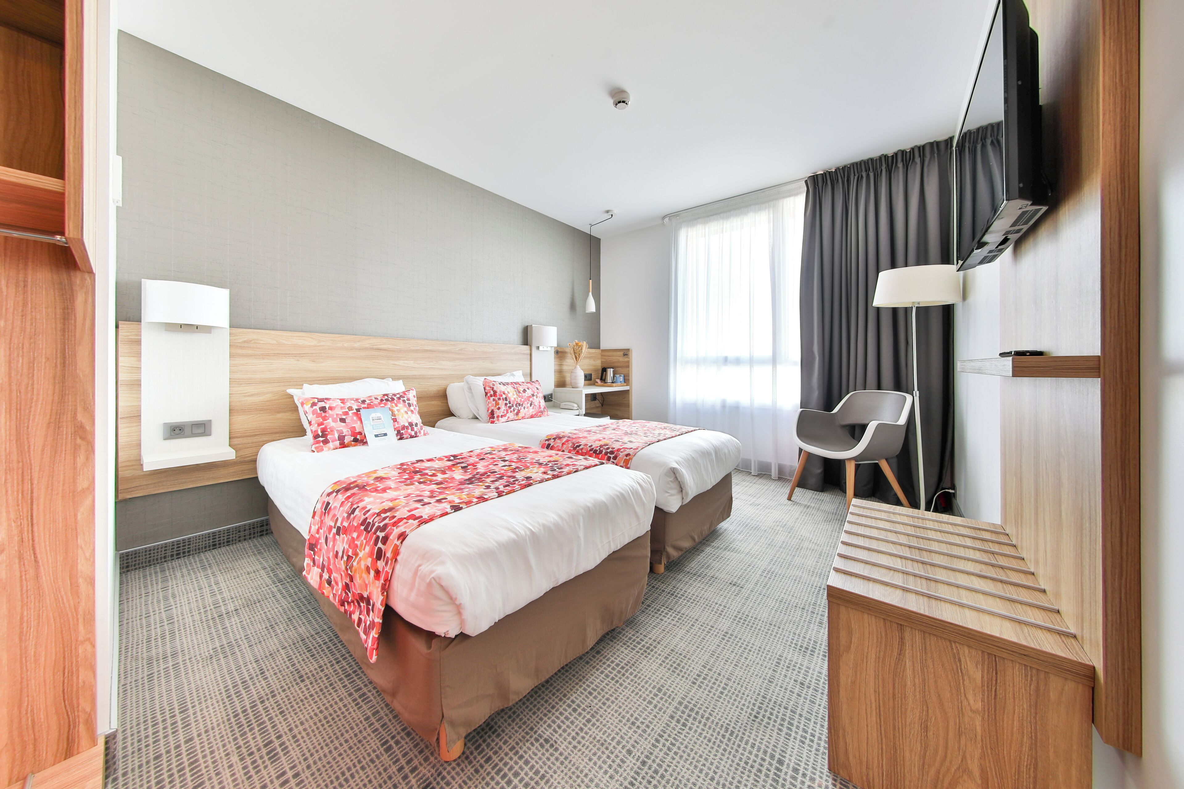 standard room, 2 single beds | in-room safe, desk, soundproofing, free wifi