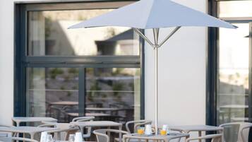 Buffet breakfast on weekends (EUR 14.90 per person)