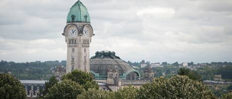 Un edificio histórico con una imponente torre de reloj y una cúpula grande.