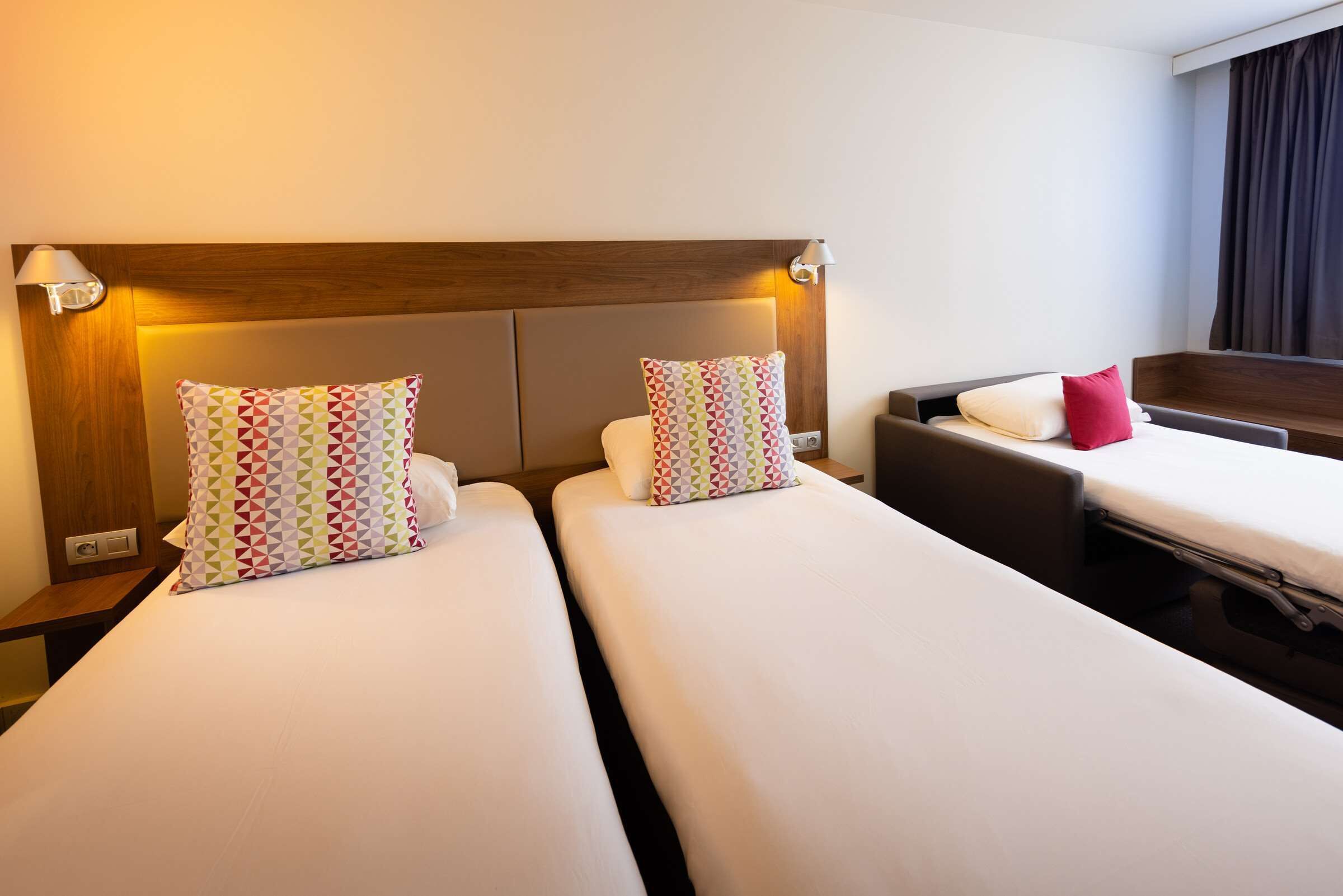 room, 3 single beds (next generation) | soundproofing, iron/ironing board, free cots/infant beds, free wifi