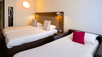 Standard Room, 3 Twin Beds | Soundproofing, iron/ironing board, free cribs/infant beds, free WiFi