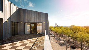 Un edificio moderno con techo plano y ventanas amplias.
