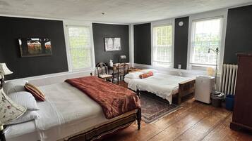 Room 4 | Hypo-allergenic bedding, free WiFi, bed sheets