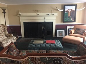 Lobby sitting area - Colonel Williams Inn (Brattleboro)