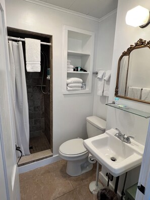 Room 4 | Bathroom | Free toiletries, hair dryer, towels, soap - Colonel Williams Inn (Brattleboro)