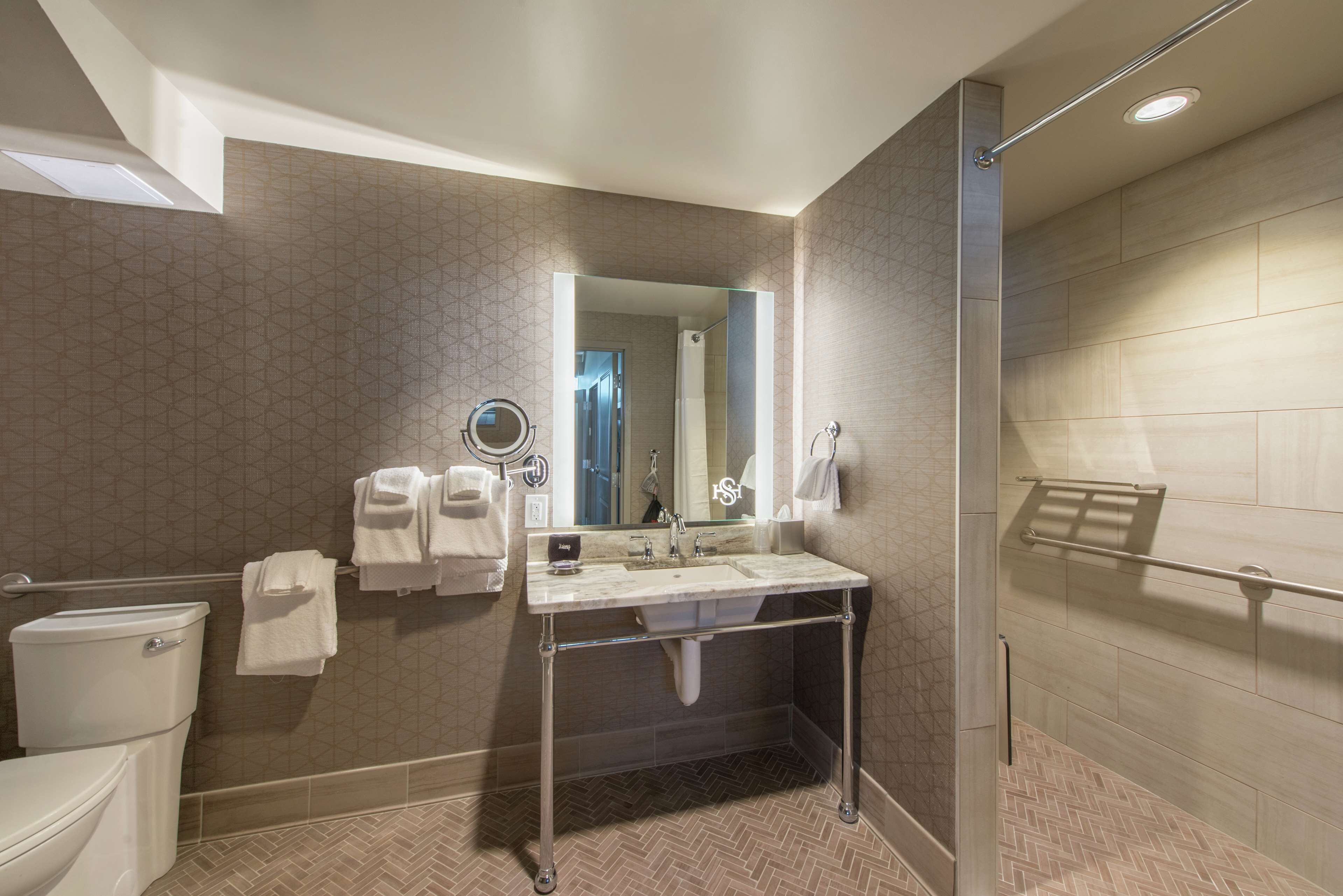 deluxe suite, 1 king bed, accessible, non smoking (mobility & hearing, roll-in shower) | bathroom shower