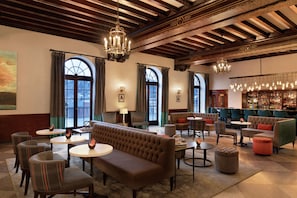 Lobby lounge - Hotel Saranac Curio Collection By Hilton (Saranac Lake)