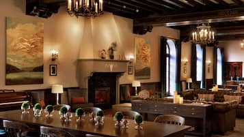 Lobby lounge