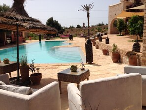 Outdoor pool, pool umbrellas, pool loungers - Les Jardins d´Argane (Ounagha)