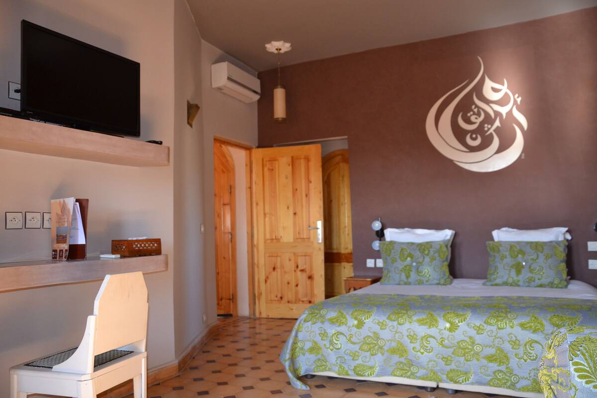 Deluxe Triple Room | Peralatan tempat tidur premium, meja, langsir/tirai gelap terus 