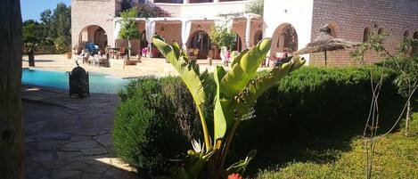 Vista frontal de la propiedad