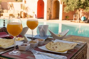 Petit déjeuner composé de spécialités régionales compris tous les jours