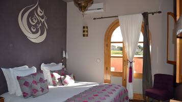 Suite junior | Ropa de cama de alta calidad, escritorio, cortinas opacas