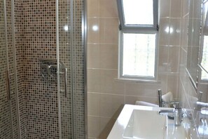 Ensemble douche/baignoire, bidet, serviettes fournies