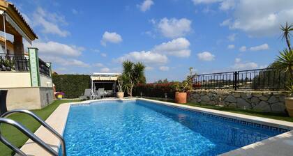 Suuri huvila Algorvalla, josta on näköala golfkentälle