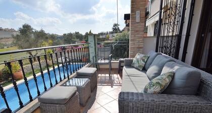 Suuri huvila Algorvalla, josta on näköala golfkentälle