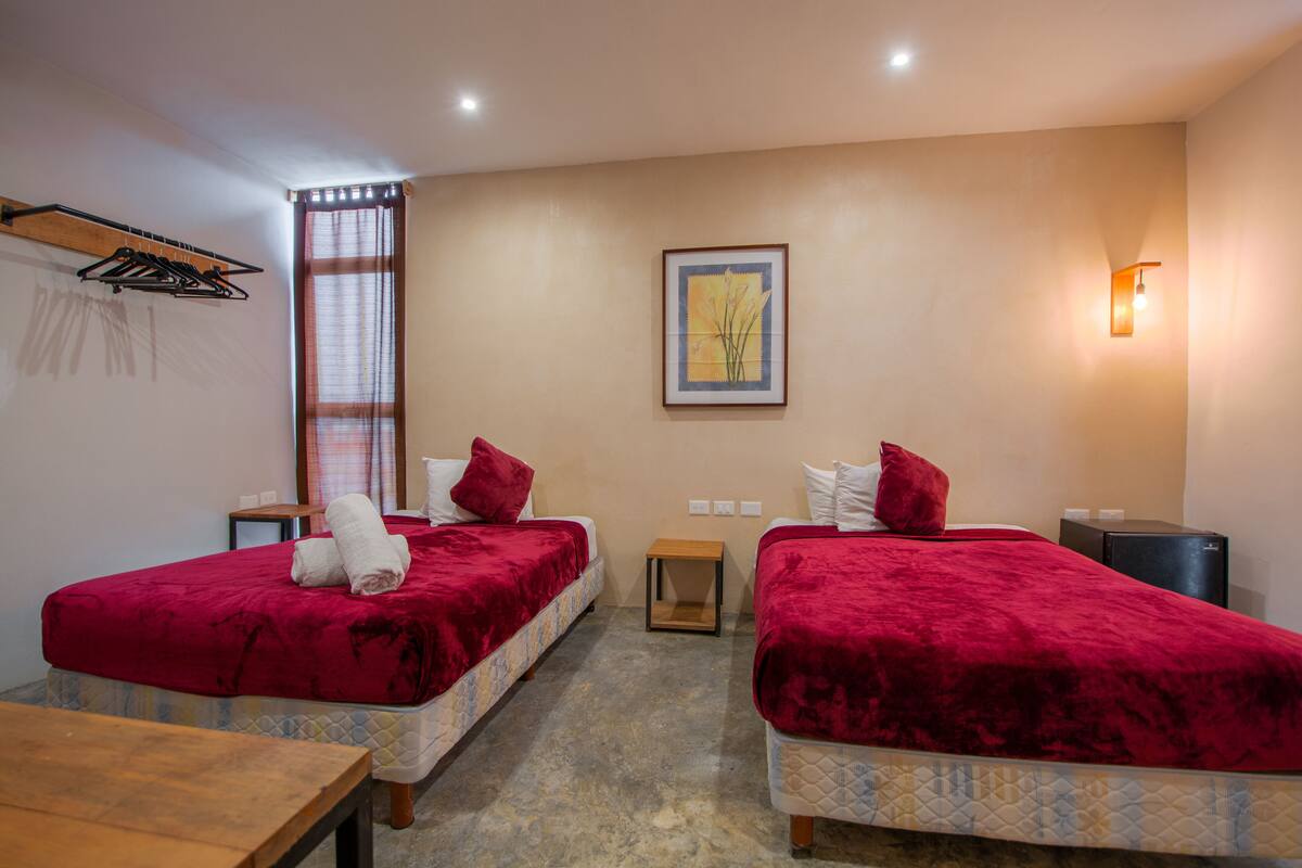 Habitación estándar doble, 2 camas dobles, vistas a la piscina, junto a la piscina | Escritorio y espacio para trabajar con un portátil