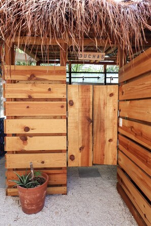 Buồng tắm vòi sen, khăn tắm 