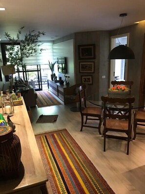 Appartement, 2 chambres (202) | Salle de séjour | Télévision LCD de 30 pouces avec chaînes par câble, télévision