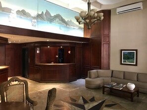 Área de estar no saguão