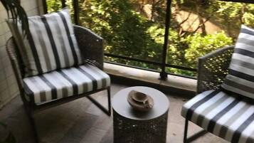 Apartamento, 2 quartos (202) | Sacada