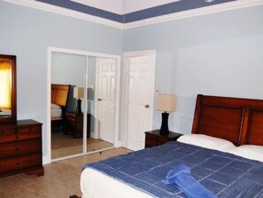 1 habitación, caja de seguridad en la habitación y escritorio 