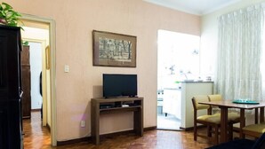Habitación triple Confort, 1 habitación, refrigerador, vista a la ciudad | Sala de estar | Televisión de pantalla plana 