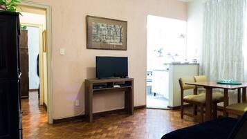 Quarto triplo conforto, 1 quarto, geladeira, vista para a cidade | Sala de estar | TV de tela plana
