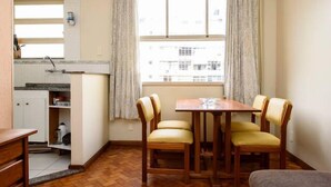 Habitación triple Confort, 1 habitación, refrigerador, vista a la ciudad | Sala de estar | Televisión de pantalla plana 