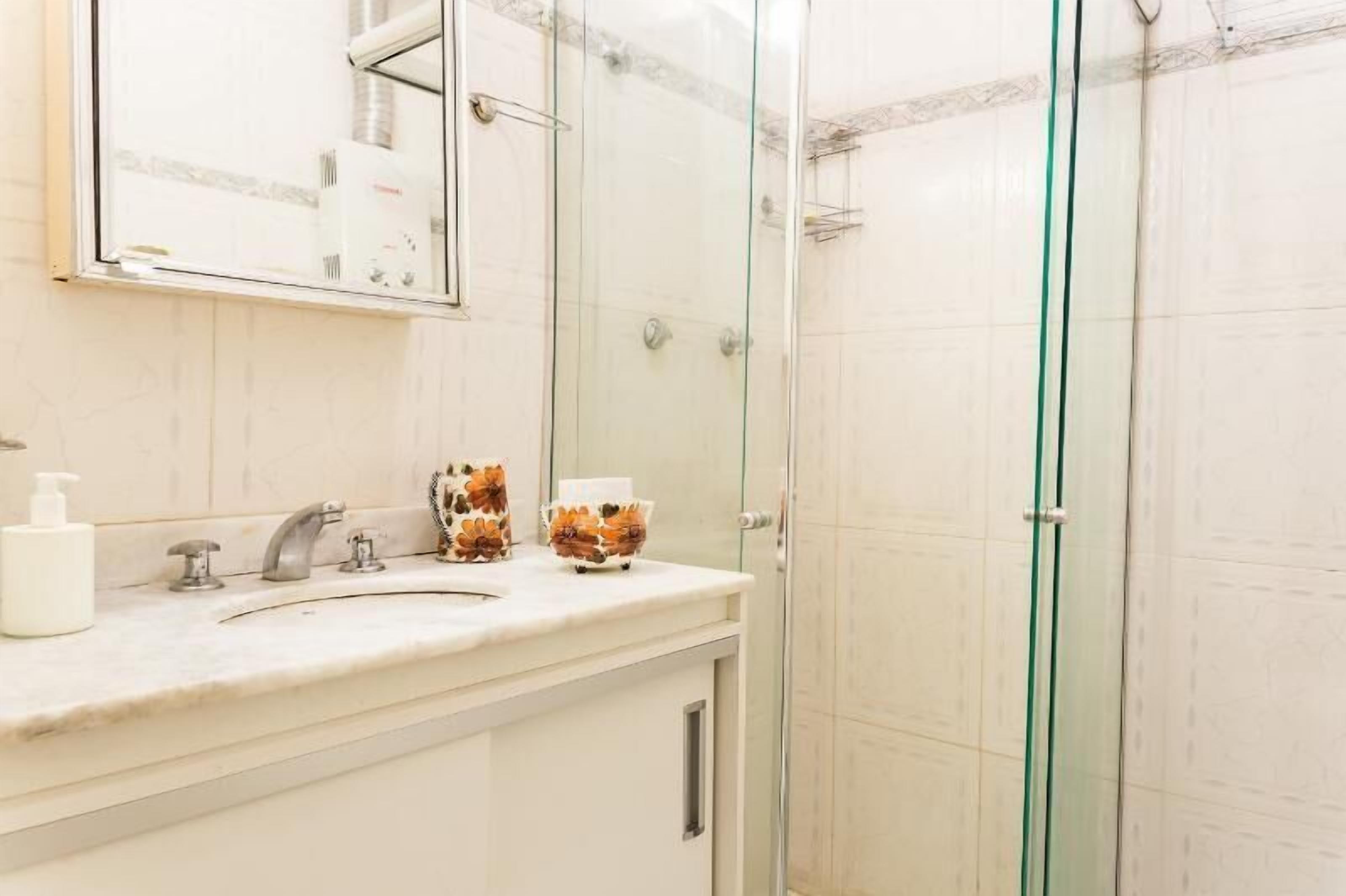 Habitación triple Confort, 1 habitación, refrigerador, vista a la ciudad | Regadera en el baño