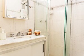 Comfort driepersoonskamer, 1 slaapkamer, koelkast, uitzicht op stad | Badkamer met douche